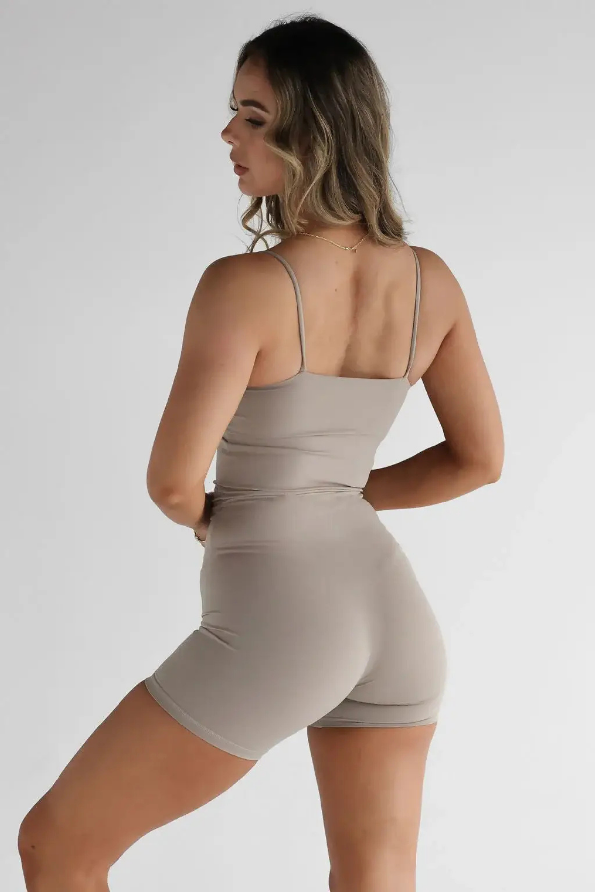 Geniş Yaka Siyah Askılı Toparlayıcı Tulum